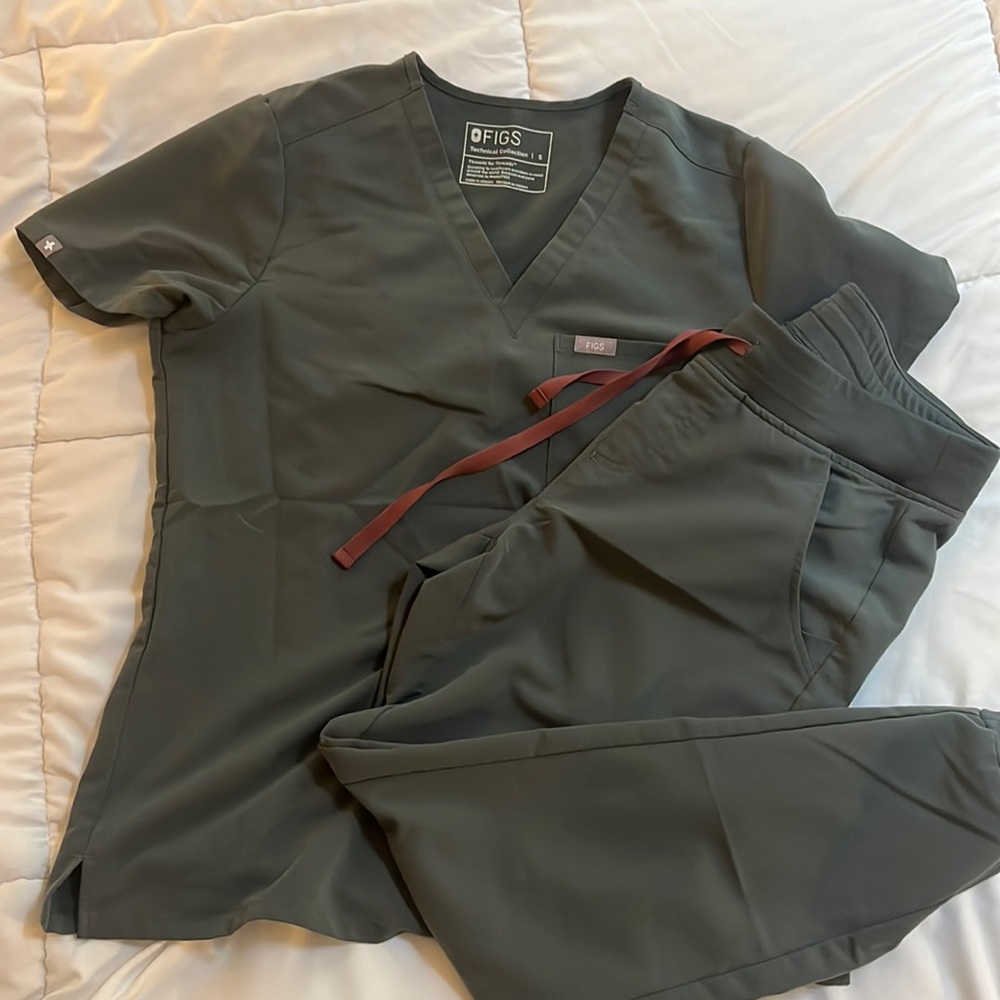 FIGS jogger set